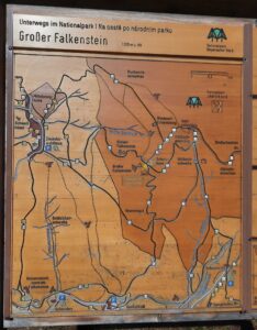 Übersichtstafel aus Holz mit Karte Wandergebiet Großer Falkenstein