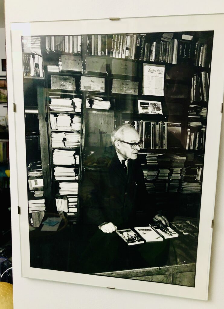 Großvater - ein alter Herr in seinem Buchgeschäft